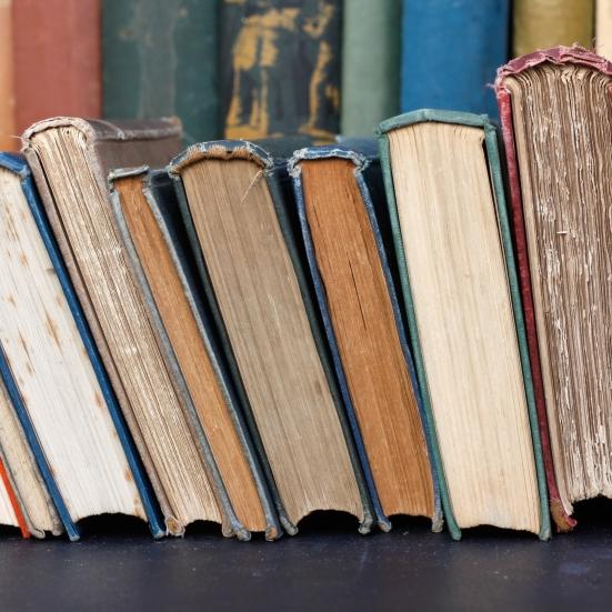 Gamlebøger på biblioteket.