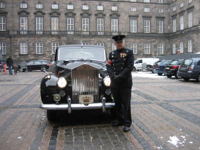 Søren Sørensen med en af kronebilerne