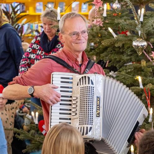 Musik og dans om juletræet